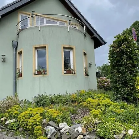 Behagliches Haus Mit Kamin 別荘 モンシャウ